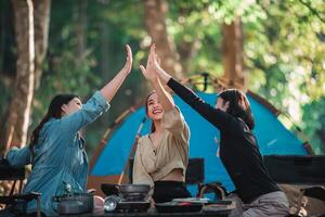 grupo de mulheres dando cinco uns aos outros no acampamento foto