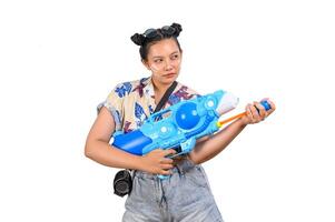 retrato bonito mulher no festival songkran com pistola de água foto