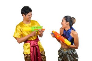 jovem casal desfruta com pistola de água no festival songkran foto