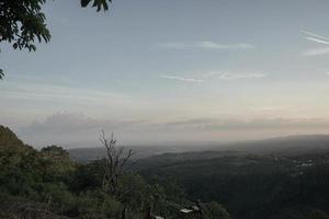 retrato de paisagem como o sol nasce nas montanhas. foto