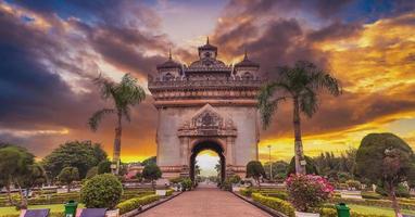 patuxai significa literalmente portão da vitória e pôr do sol em vientiane, laos foto