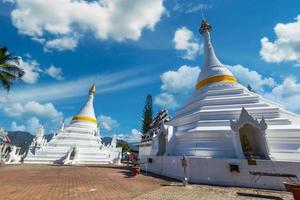 pagode exclusivo branco em wat phra that doi gongmoo marco de maehongson, tailândia. foto