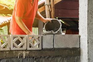 borrão de movimento homem pedreiro trabalhando construção para construção em casa foto