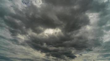 dramáticas nuvens de tempestade no céu escuro na estação chuvosa foto