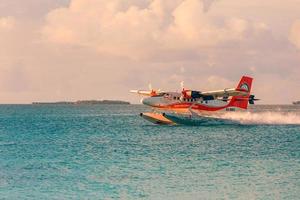 06.01.2019 - atol de ari, cena exótica das maldivas com hidroavião no desembarque no mar das maldivas. férias ou férias no fundo do conceito de maldivas. foto legal do pôr do sol. transporte exótico, companhia aérea como hidroavião