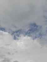 céu escuro com nuvens durante o dia na ilha de lombok, indonésia foto