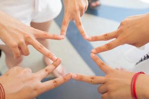 mãos formando uma estrela foto