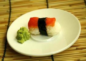 rolo de sushi em um prato foto