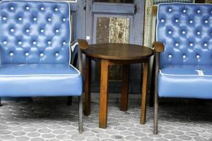 cadeiras e mesa de couro azul foto