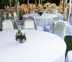 toalha de mesa e cadeiras brancas foto