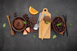 sabores de sorvete de chocolate em tigela foto