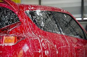carro vermelho sendo lavado foto