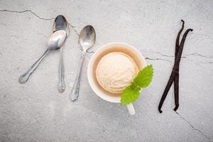 sorvete de baunilha com colheres e enfeites foto