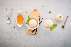 sabor de sorvete de baunilha na tigela foto
