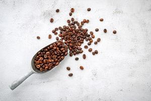 grãos de café torrados com colher