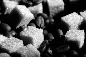 açúcar preto e branco e café foto