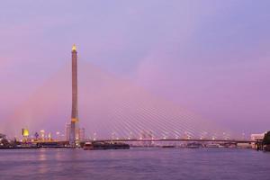 ponte rama viii ao pôr do sol foto