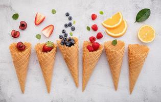 vários tipos de frutas em cones foto