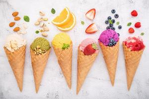 vários sabores de sorvete em cones foto