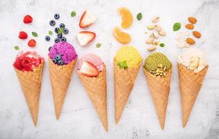 vários sabores de sorvete em cones foto