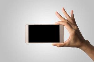 mão de uma mulher segurando uma tela em branco do telefone inteligente