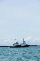 barcos de pesca atracados no mar na tailândia foto