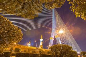 ponte rama viii em bangkok ao entardecer foto