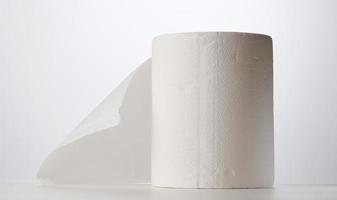 toalha de papel branco macio em um fundo branco, toalha de cozinha descartável foto