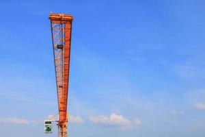 torre guindaste indústria, construção edifícios dentro local em céu fundo foto