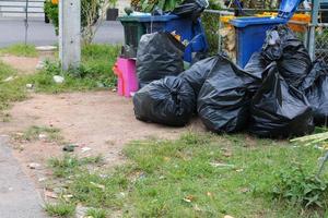 pilha Preto lixo saco beira da estrada dentro a cidade foto