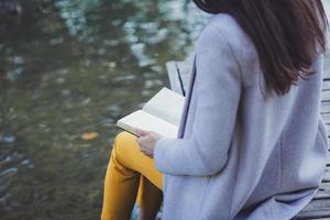 menina lendo um livro foto