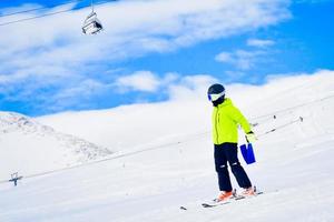 criança esquiador aprender para esqui usar especial alça atrás costas para aprender Mais rápido esqui Socorro para aprender conceito.crianças velozes aprendizes conceito foto