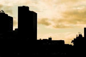 campos dos goytacazes, rj, brasil, 2021 - horizonte ao pôr do sol à beira do rio paraíba foto