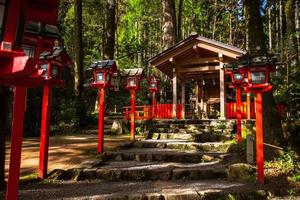 kurama, prefeitura de kyoto, kansai, japão - 21 de novembro de 2019 - turistas visitam o santuário kibune yuinoyashiro no monte kurama foto