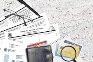 O pedido de autorização de emprego do formulário i-765 da uscis está na mesa de escritório plana e pronto para preencher. conceito de papelada de serviços de cidadania e imigração dos eua foto