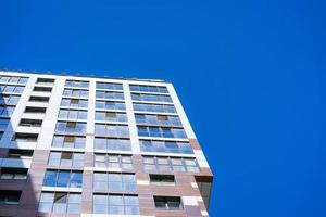 fachadas de arranha-céus contra um céu azul foto