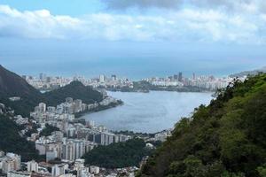 rio de janeiro, rj, brasil, 2022 - mirante dona marta - paisagem com montanha do pão de açúcar e lagoa rodrigo de freitas foto