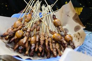 frango satay vendido ao longo de jalan malioboro, yogyakarta. uma porção contém dez espetos cobertos com bolo de arroz ou ketupat. foto