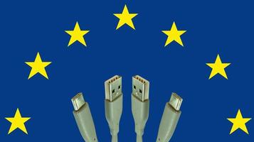 conceito de ilustração da lei da união europeia para forçar o carregador usb-c para todos os telefones celulares. bandeira da ue e cabo de carregamento universal usbc. foco seletivo. foto