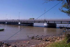 vista da ponte suramadu em surabaya foto