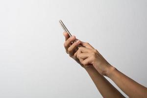 mão segurando um smartphone isolado no fundo branco