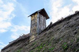 antiga casa rural com telhado de palha foto