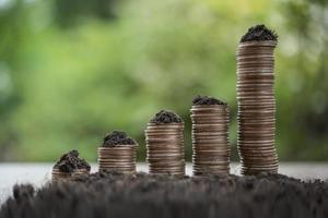 uma pilha de moedas na natureza verde foto