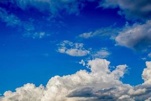 a imagem de belas nuvens de chuva em movimento contínuo. , fundo do céu azul foto