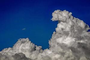 a imagem de belas nuvens negras em movimento contínuo. , fundo do céu azul foto