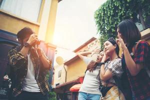 grupo de amigos felizes tirando selfies juntos em uma área urbana foto