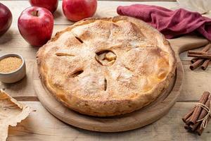 torta de maçã caseira com maçãs vermelhas frescas foto