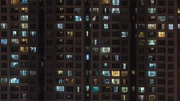 Kuala Lumpur, Malásia, 2020 - prédio alto à noite foto