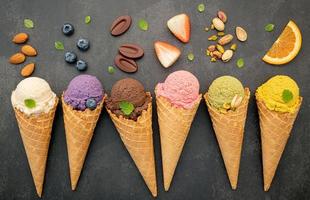 vários sabores de sorvete em cones