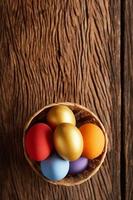 ovos de páscoa coloridos em uma tigela foto